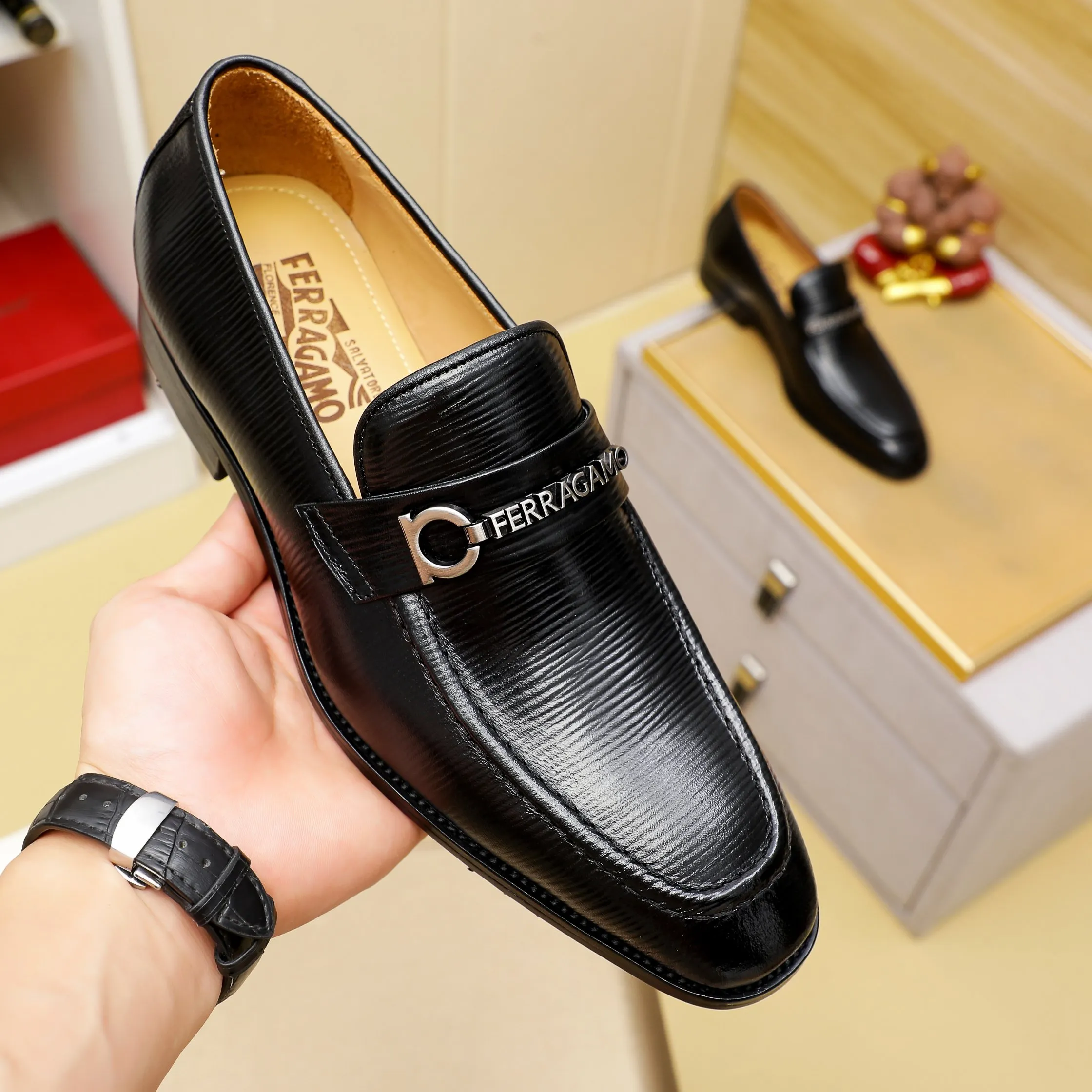 Men's shoes 💰460 🕷🕷🐂【Ferragamo】Ferragamo Popular fashion leather shoes🇨🇳Official website counter 1:1 production, original mold opening💯Good quality can be seen, imported high-end first-layer waxed calfskin, water-dyed🐂leather lining🌿very clear texture, high-quality waterproof, non-slip and wear-resistant outsole🎋high quality and low price, truly handmade🍓2 colors available! Code number 38-44……(45.46.Customized)